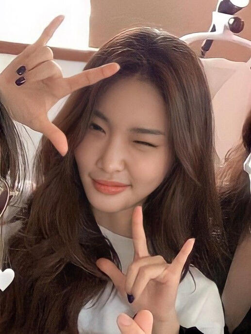 hello I'm Mi-Sun Rhee, she/her, bi, multiship, I'm 18 and an Aries, a soft one♡ {fc changes}}